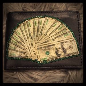 Men’s leather wallet with money design